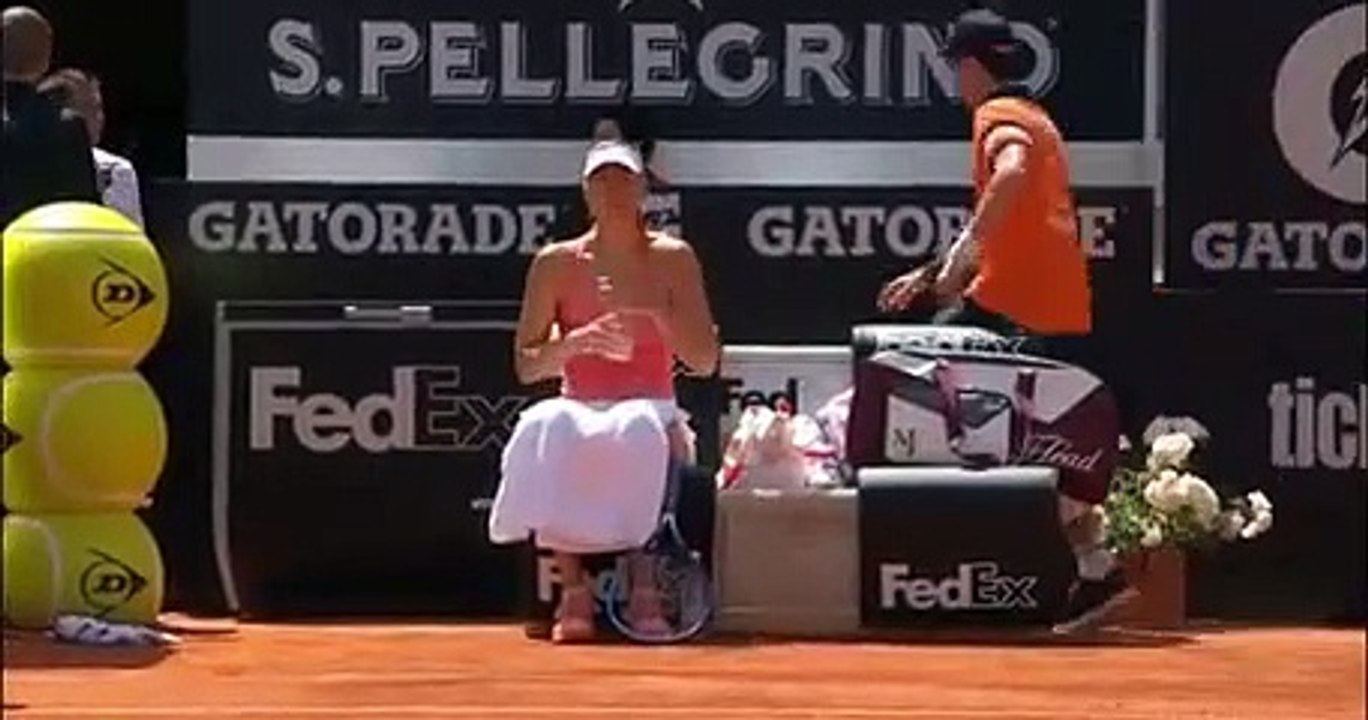 Un ramasseur de balles chute derrière Maria Sharapova