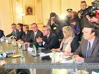 Calais: Cazeneuve serre la vis sécuritaire face à des élus en quête de fermeté