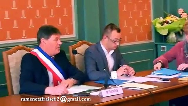 Mauvais signe ? Le portrait de François Hollande tombe pendant un conseil municipal !