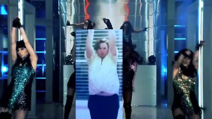 Il  prend la place de Britney Spears dans l’un de ses clips