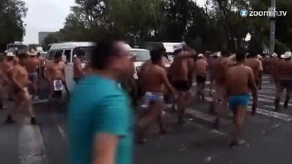 Des paysans mexicains manifestent en sous-vêtements