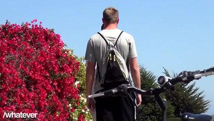 Un homme drague des hommes dans la rue