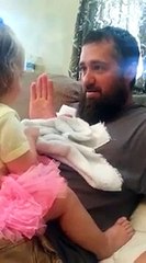 Un père effraie sa fille après s'être rasé la barbe