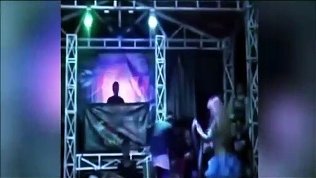 Vidéo choc : décès d'une chanteuse mordue par un serpent en plein concert