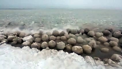 Les étranges sphères de glace du lac Michigan
