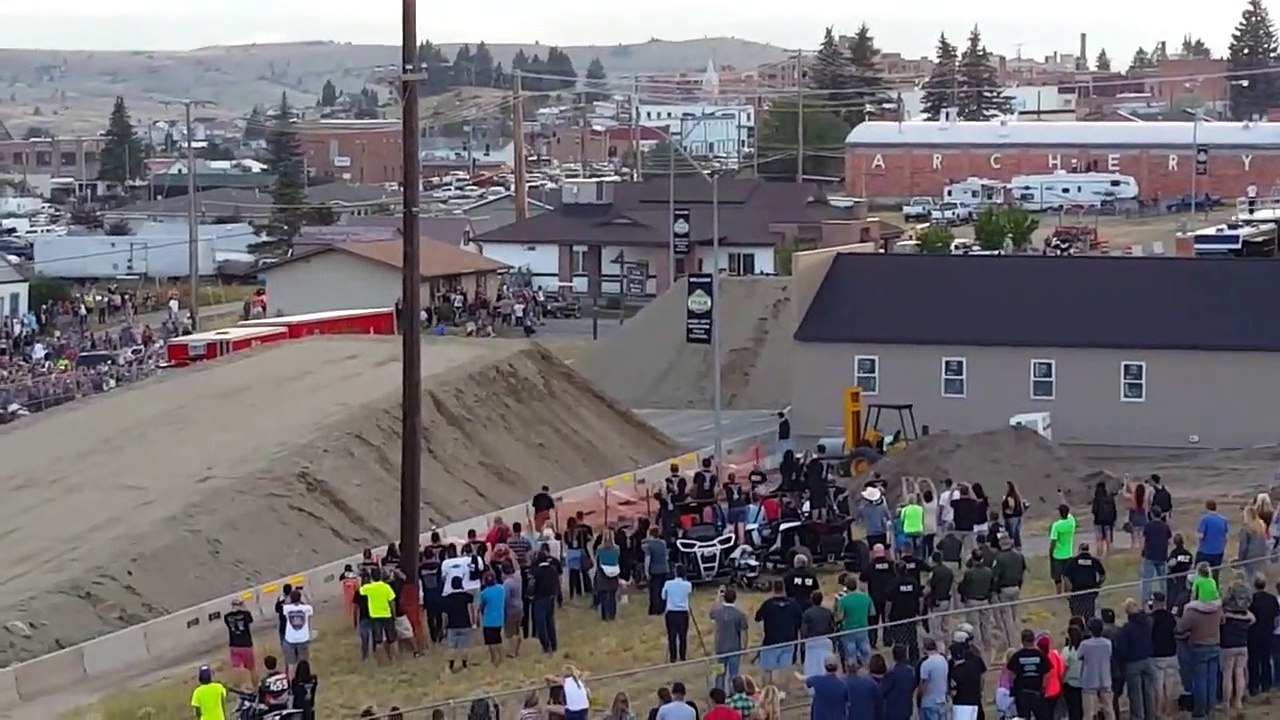 L'incroyable record du monde de saut en camion !