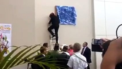 Najat Vallaud Belkacem, pas très rassurée, monte sur une échelle pour une inauguration