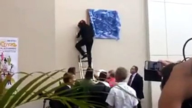 Najat Vallaud Belkacem, pas très rassurée, monte sur une échelle pour une inauguration