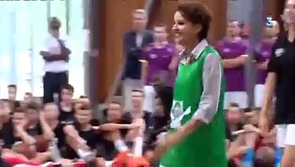 Najat Vallaud-Belkacem prend une leçon de basket par Tony Parker