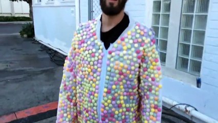 Il plonge dans du Coca-Cola avec une combinaison de Mentos