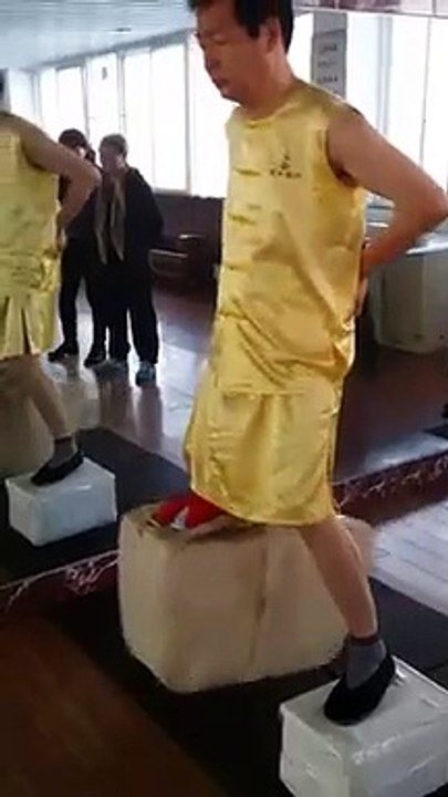 Il soulève 80kg de briques avec... ses testicules !