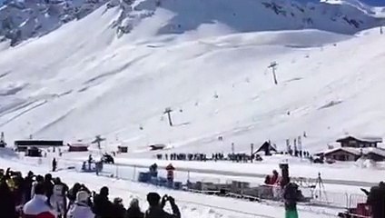 Il fait un looping avec sa voiture !