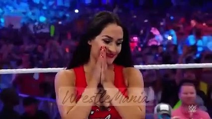 Public Buzz : Un catcheur demande sa petite amie catcheuse en mariage... sur le ring !