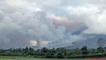 Une éruption volcanique provoque des tornades