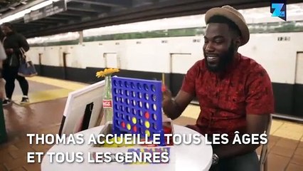 Dans le métro new-yorkais, Thomas donne le sourire !