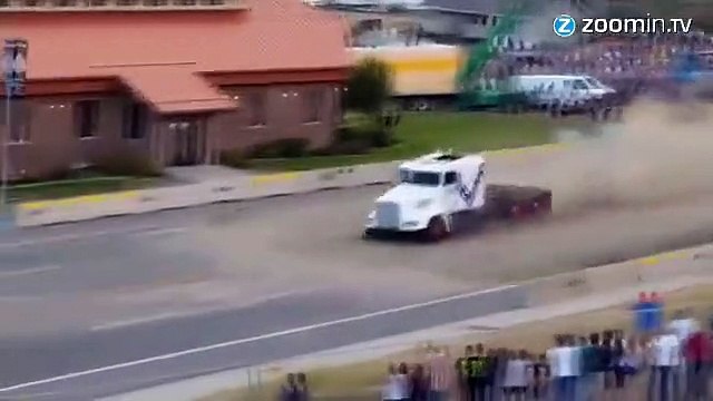 Choc : un saut de 48 mètres en Monster Truck