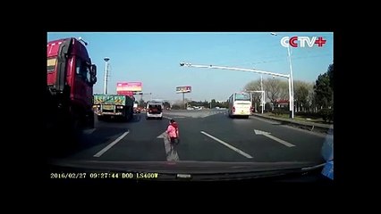 Vidéo choc : un enfant tombe de voiture en pleine circulation, le véhicule continue de rouler