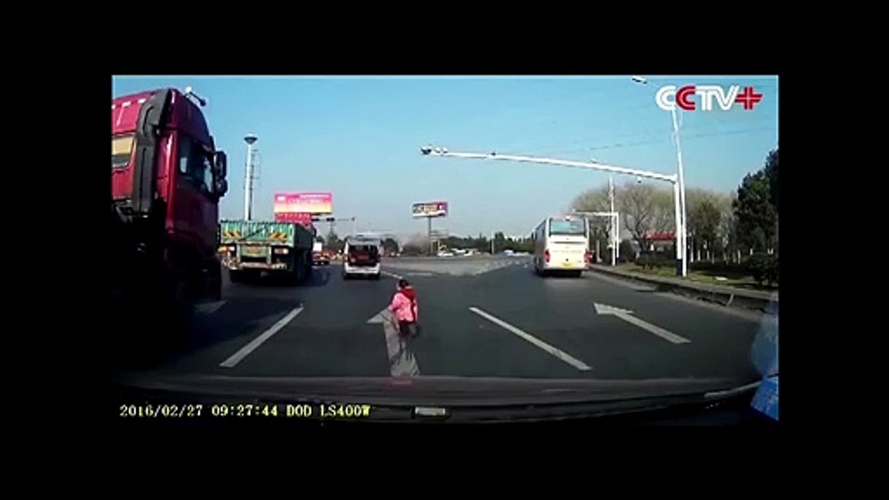 Vidéo choc : un enfant tombe de voiture en pleine circulation, le véhicule continue de rouler