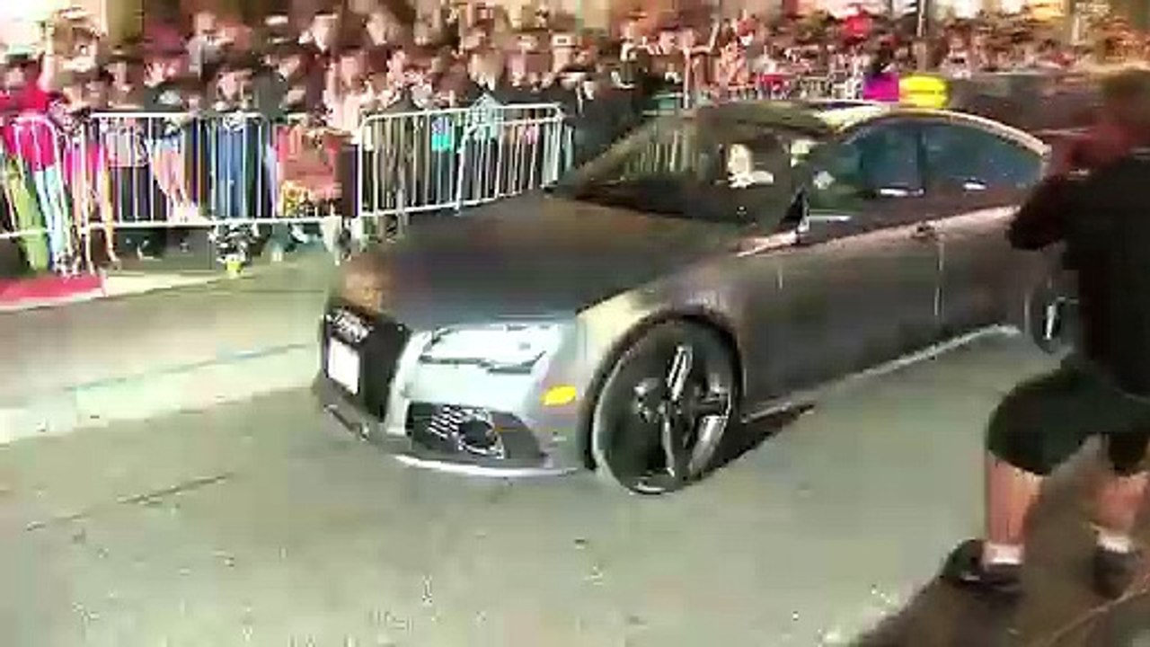 Exclu Vidéo : Scarlett Johansson, Robert Downey Jr, Chris Hemsworth... des héros à l'avant-première des "Avengers : l'Ère d'Ultron"