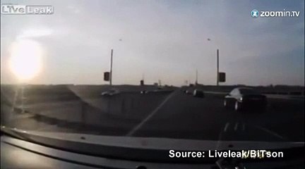 Un motard percuté finit debout sur un toit