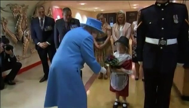 Une fillette se fait gifler accidentellement par un soldat devant la reine Elisabeth II