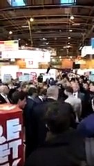 Macron cible d'un jet d'oeuf lors de sa visite au Salon de l'Agriculture
