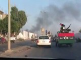 Libye: les rebelles ont pris le QG de Kadhafi, introuvable mais provocateur