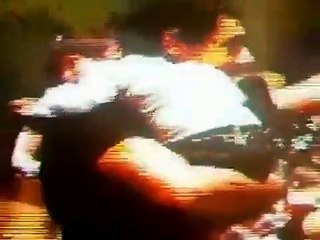 Il enferme sa fille dans la voiture pour aller à un concert, le chanteur l'humilie