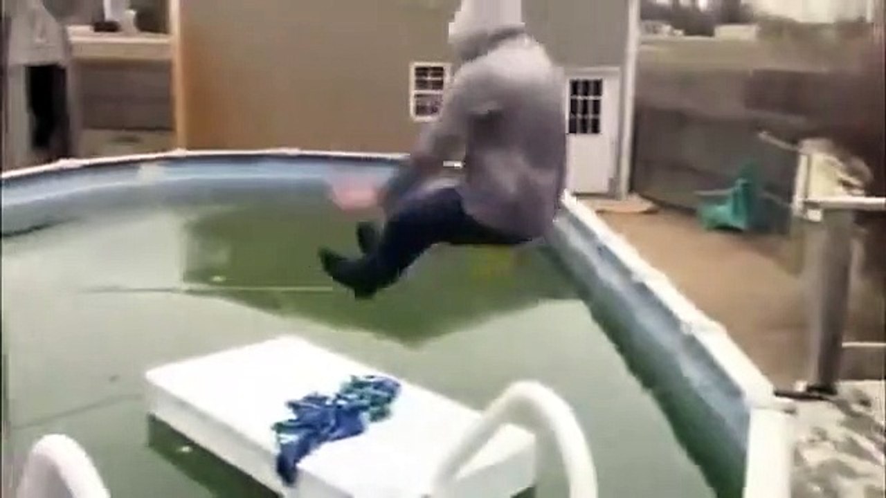 Sauter sur un matelas posé sur une piscine gelée ? Très, très mauvaise idée