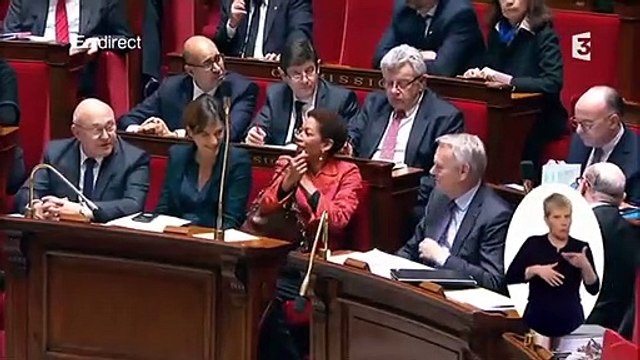 Michel Sapin s'amuse avec ses chaussettes rouges en pleine séance à l'Assemblée Nationale