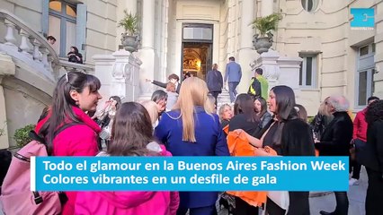 Todo el glamour en la Buenos Aires Fashion Week.  Colores vibrantes en un desfile de gala