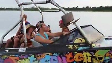 Ils font du ski nautique pieds nus tirés par un avion
