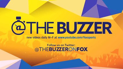 Un homme nage dans les tribunes d’un stade sous la pluie