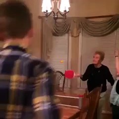 Une mamie joue au ping-pong... et se casse la figure !