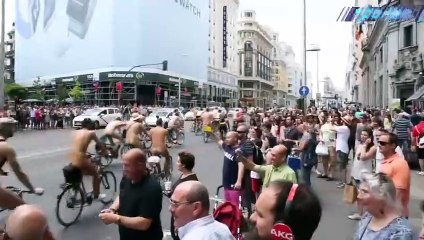 Des cyclistes nus manifestent pour les droits à Madrid