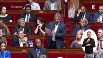 Baisse des APL : Mélenchon déballe un panier de courses à cinq euros en pleine séance à l'Assemblée