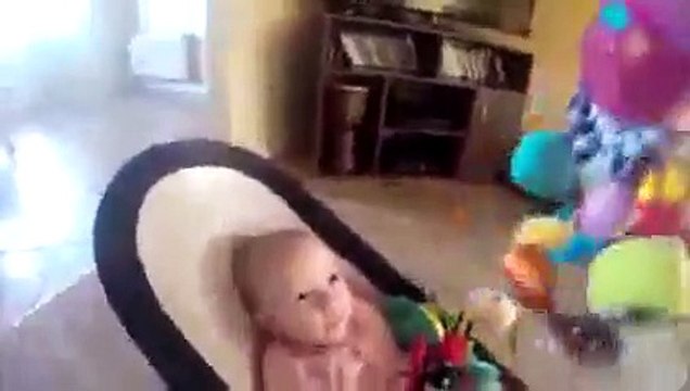 Ce chien ne sait pas quoi faire pour se faire pardonner par ce bébé !