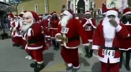 Des Pères Noël font une course en altitude