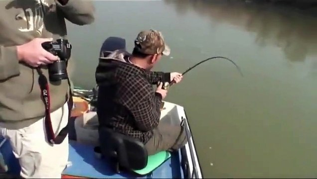 Il pêche un incroyable poisson-chat de 100 kilos !