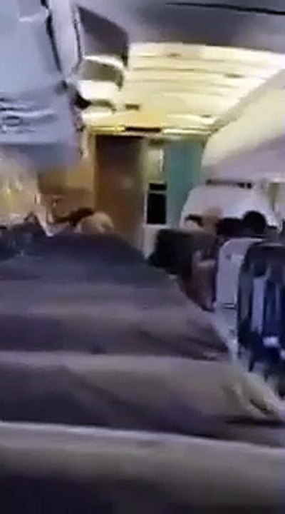 Atterrissage d'urgence après une explosion qui a provoqué un trou dans l'avion et aspiré un passager