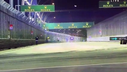 Grand Prix de Singapour : un homme se balade sur la piste en pleine course