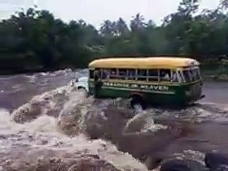 Accident de bus mortel dans une rivière