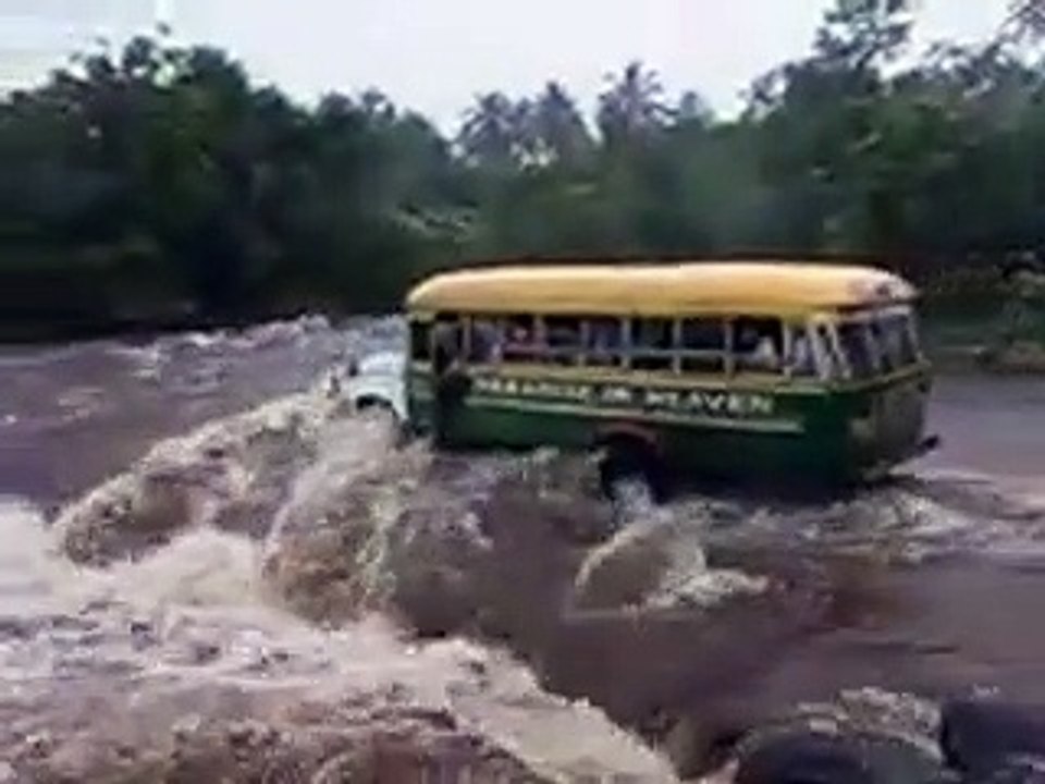 Accident de bus mortel dans une rivière