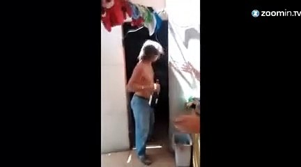 Pas de décapsuleur? Utilisez vos fesses!