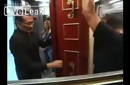 Caméra cachée : un cercueil s'ouvre dans un ascenseur !