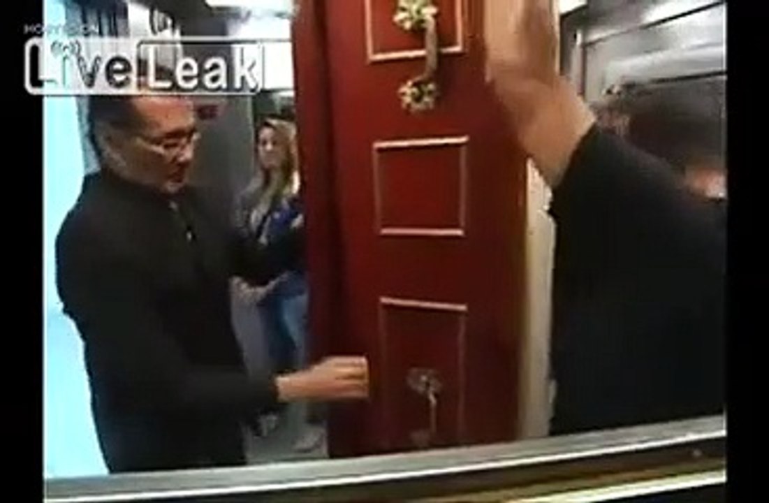 Caméra cachée : un cercueil s'ouvre dans un ascenseur !