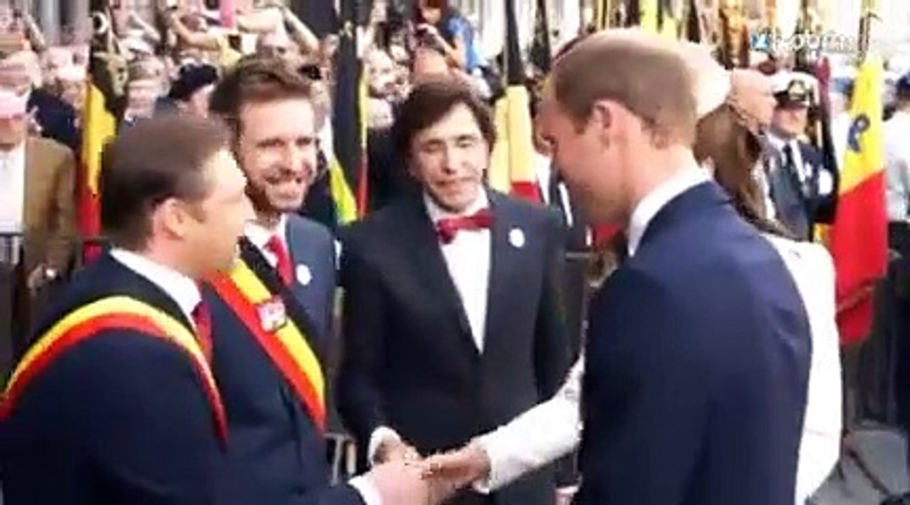 William, Kate et Harry acclamés par la foule à Mons