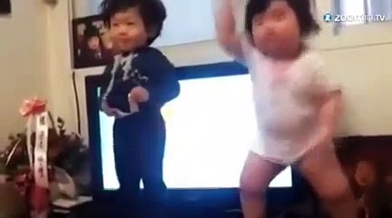 Des bébés qui dansent carrément bien!