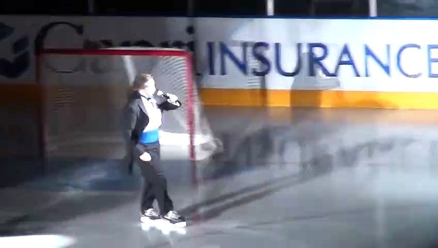 Il chante l'hymne canadien en patins à glace et se casse la figure en direct