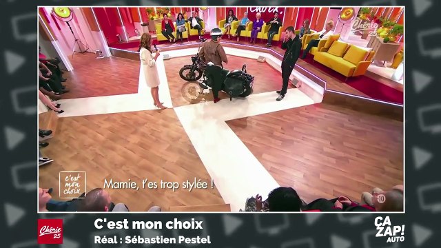 Un moyen idiot pour laver sa voiture : sa voiture est emportée par les vagues !